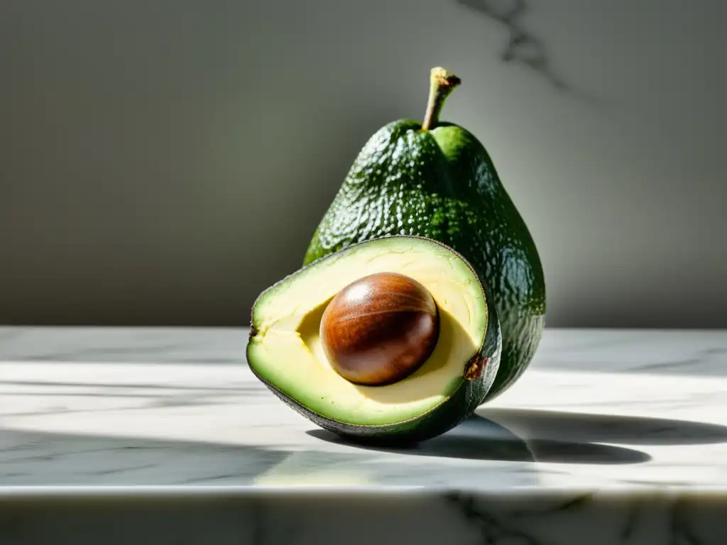 Un exquisito aguacate orgánico reposa sobre una encimera de mármol blanco, bañado por luz suave y natural